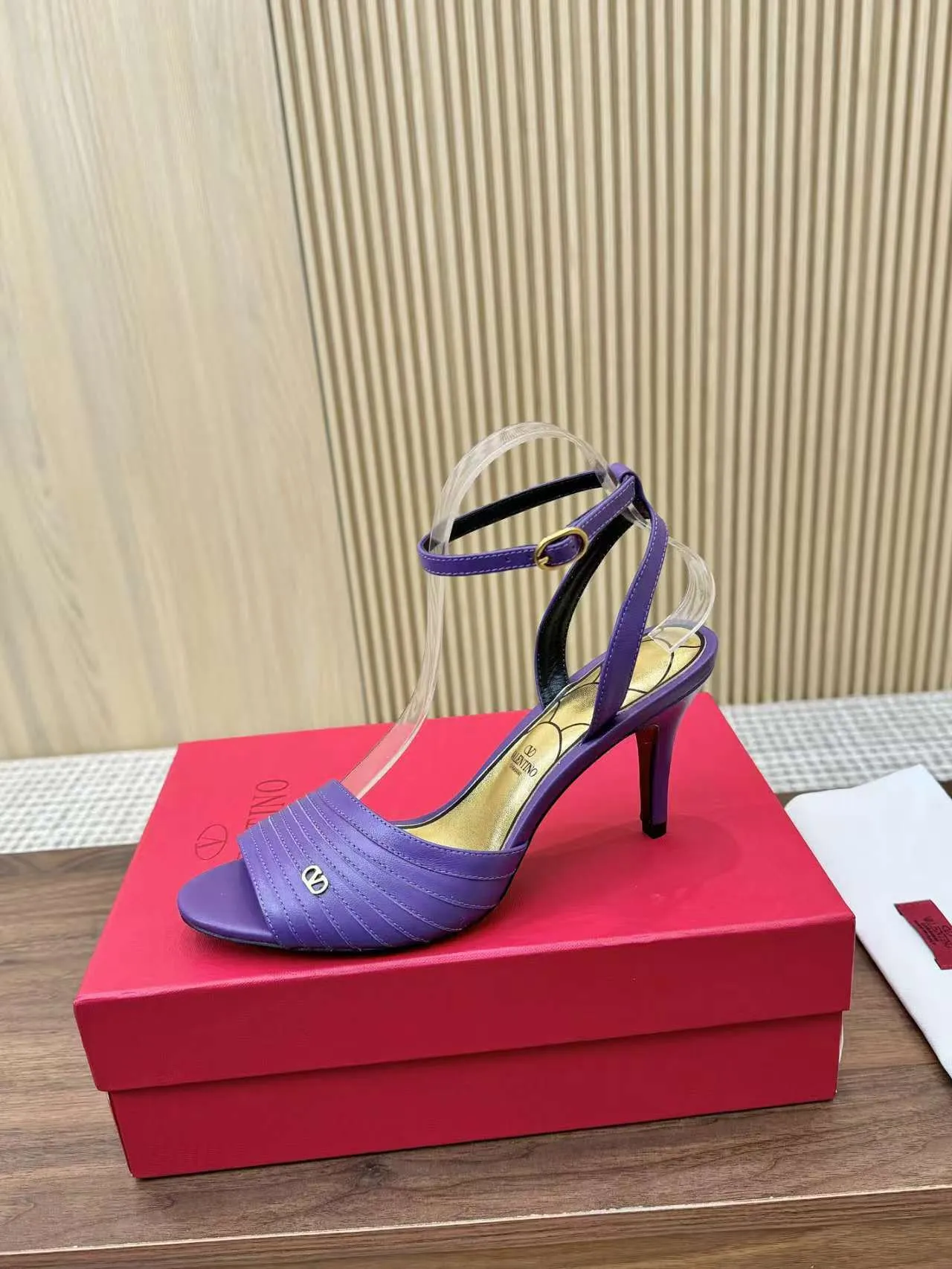 👟👟Ex-factory price 440👟👟 Genuine leather sole +40 Top version 𝑉𝐴𝐿𝐸𝑁𝑇𝐼𝑁𝑂 Valentino new spring and summer women's sandals worth buying ★Absolutely high-grade ❥Original method Absolute sensibility ❥Elegant style Create a different feeling Simple temperament style!  Code number: 35-41 (34-42 customized) Fabric: Imported sheepskin Lining: Lined sheepskin Heel height: 8 cm Leather outsole Rubber outsole